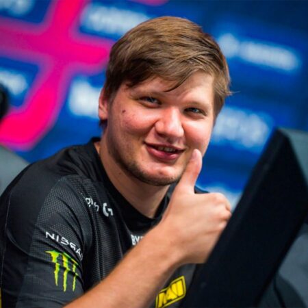S1mple termina relacionamento com modelo que o acompanhou à China