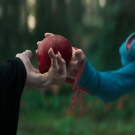 Rachel Zegler e o príncipe aparecem em novo trailer de Branca de Neve