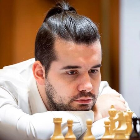 Ian Nepomniachtchi brinca após se juntar à Aurora Gaming