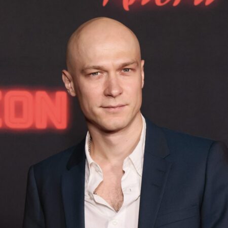 Artista de Ufa cria retrato de Yura Borisov usando pipoca