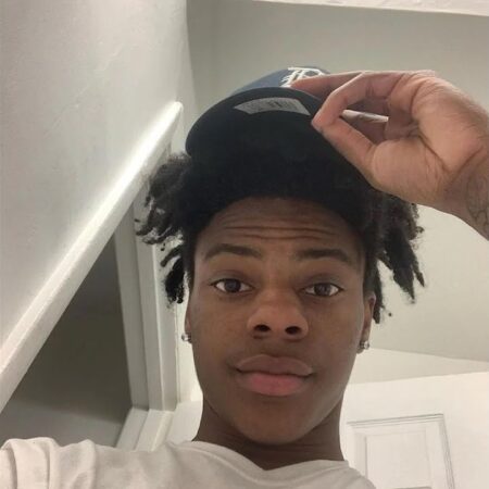 IShowSpeed paga R$ 10 mil para fã raspar a cabeça durante transmissão ao vivo