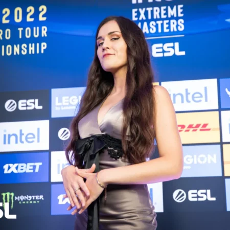 M0NESY parabeniza sua mãe ao vivo durante o ESL Pro League Season 21