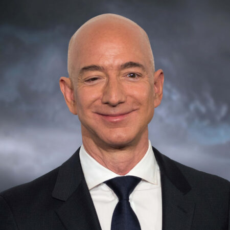 Jeff Bezos compra franquia James Bond após comentários ofensivos dos produtores