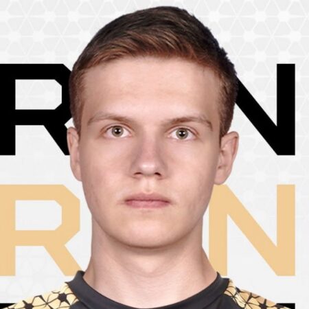 Krong Agora é Jogador da CYBERHERO em Standoff 2