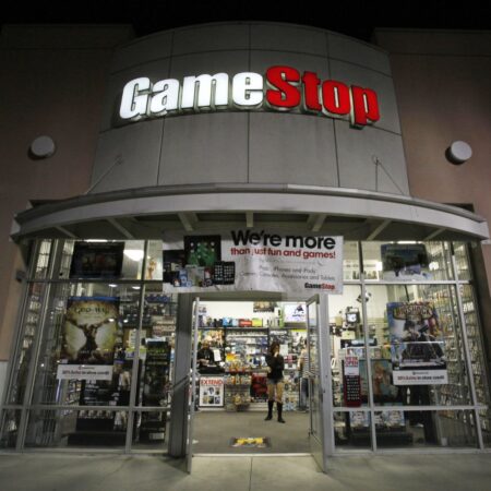 GameStop Transforma Erro em Leilão Beneficente: O Famoso Grampo do Switch 2 e Outros ‘Artefatos’ à Venda