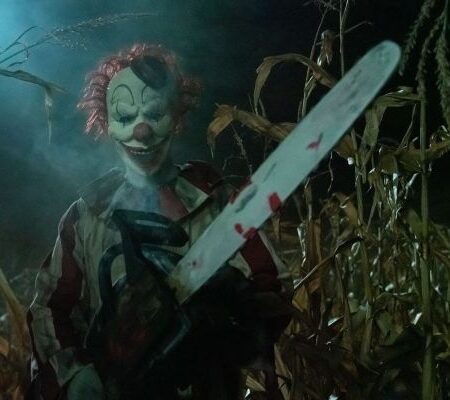 A Colheita do Medo Chega em Casa: ‘Clown in a Cornfield’ Disponível para Pré-Venda em Edições Especiais