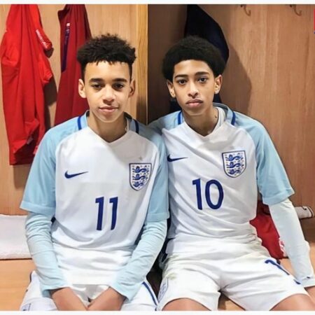 EA FC 26: As Jovens Estrelas Bellingham e Musiala Unem Forças na Capa do Lançamento Mais Aguardado