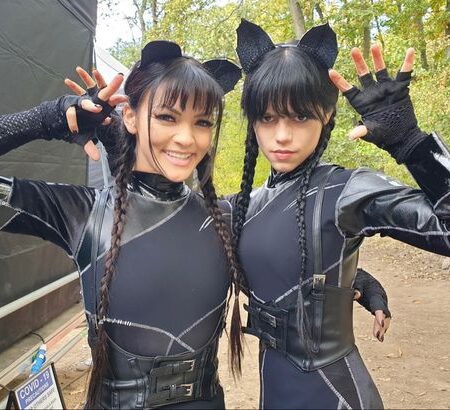 A Fascinante Dualidade: O Cosplay de Wandinha que Quebra Paradigmas
