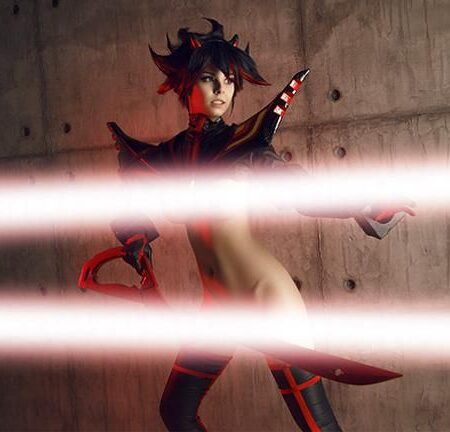 Olhos Que Cortam: A Maestria de Helly Valentine no Cosplay de Ryuko Matoi